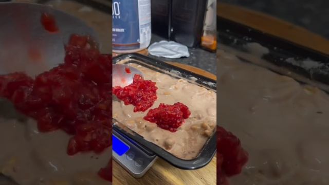 Frozen fudge brownie raspberry yogurt with caramel rice cake #healtyfood #highprotein #fitfood смотреть онлайн
