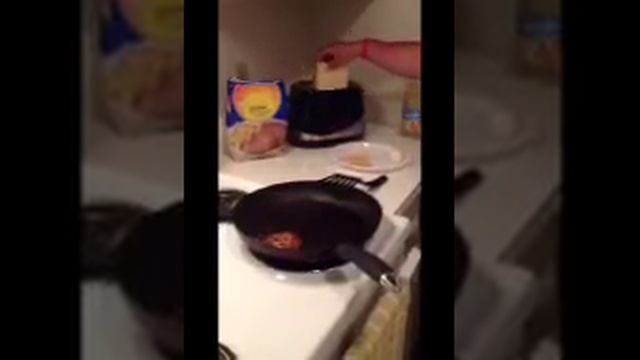 How to make a sausage, egg, and cheese toaster смотреть онлайн