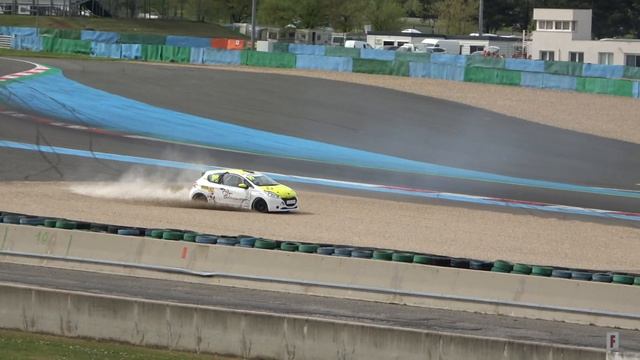 Peugeot 208 Racing Cup Sprint 2024, Magny-Cours, contact between the leaders (4K) смотреть онлайн