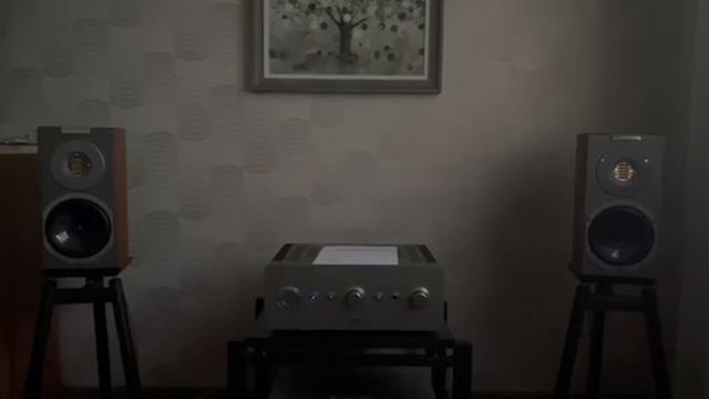 Audiovector R1 Arrete - Sugden Masterclass Ia 4 - Aurender A15