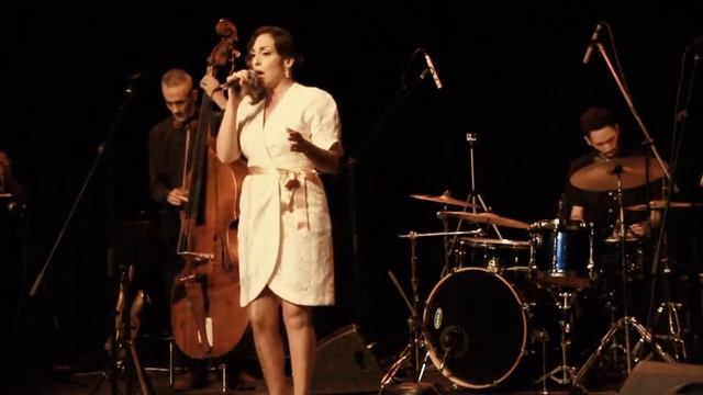 Dans ma rue - Carmela visone & The Grooves смотреть онлайн
