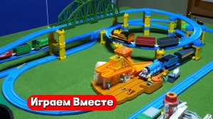 Играем в поезда 🚂 Строим большую игрушечную железную дорогу ! Видео для детей
