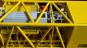 Модель башенного крана КБ-504 с лифтом в башне.