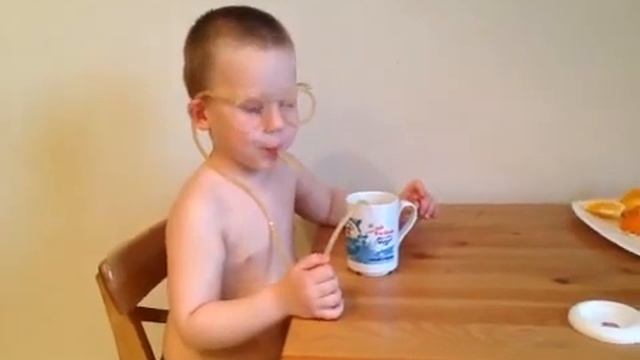 Руслан пьет сок:) смотреть онлайн