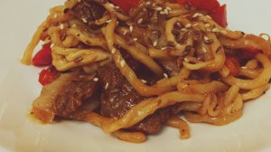 ЖАРЕНЫЙ ЛАГМАН(ГУЙРУ ЦОМЯН). Обалдеть как вкусно!😱