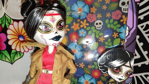 рассмотрим Catrinas Underworld, да, не от Паола Рейна, но зато шарнирная