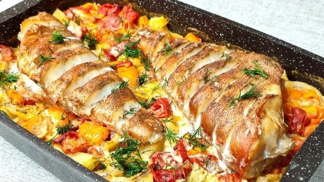 Морской окунь запечённый с овощами в духовке. смотреть онлайн