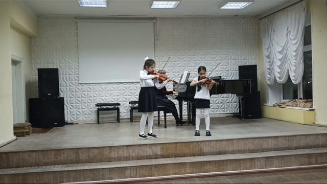 Я. Кипнис. "Вальс кукол" (исполняет дуэт скрипачей: Васильева Марьям и Махудова Амина) смотреть онлайн