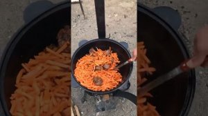 Узбекский плов в казане.