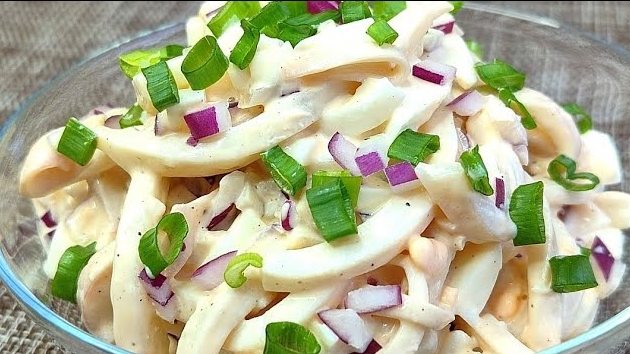 Салат с кальмарами. Самый простой и быстрый рецепт. смотреть онлайн