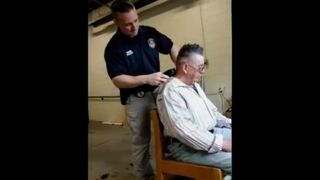 Полицейские решили постричь и переодеть бездомного. И вот что из этого вышло смотреть онлайн