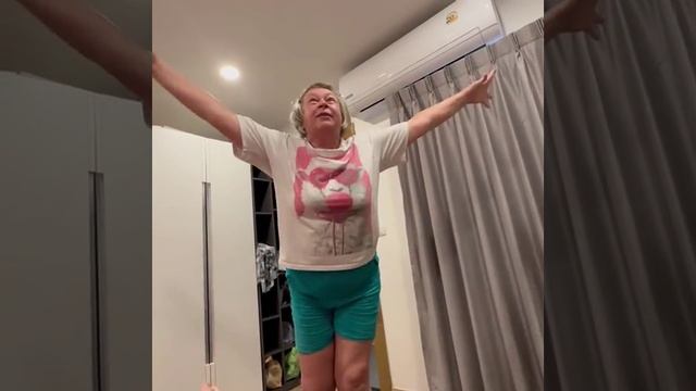 Хочу чтобы сиськи разлетелись по всему бассейну 😂 смотреть онлайн