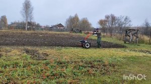 Мотоблок Агат пашет плугом. Осенняя пахота.