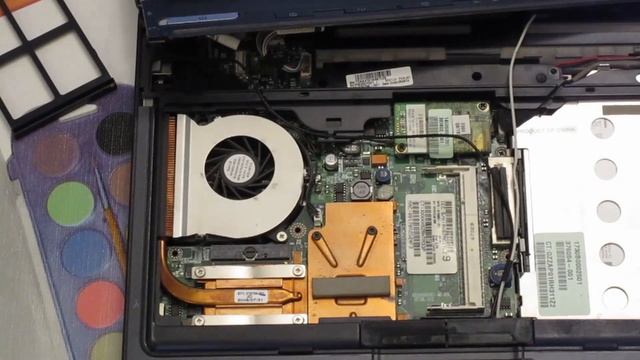 Vecchio computer portatile HP con Windows XP смотреть онлайн