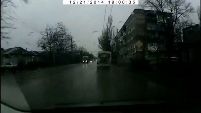 Собака на дороге, умнее людей.. смотреть онлайн