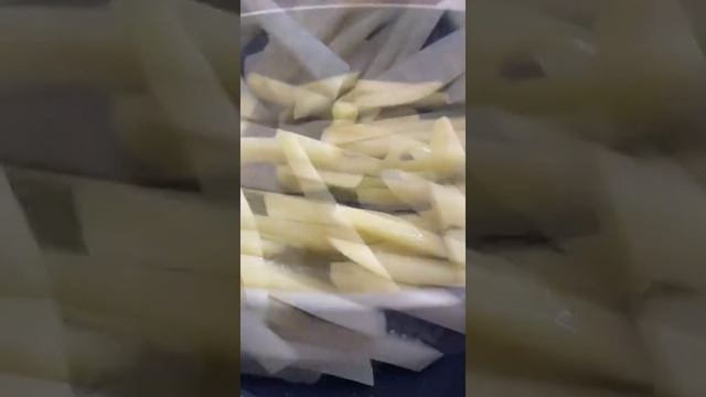 Жаренная картошка с томатно-мясным соусом! смотреть онлайн