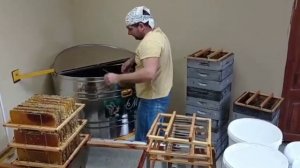 Альпийский улей пасека Хомич откачка меда.