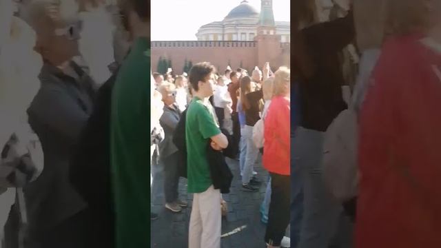 Мексиканка слушает гимн России на Красной площади ❤️✨ смотреть онлайн