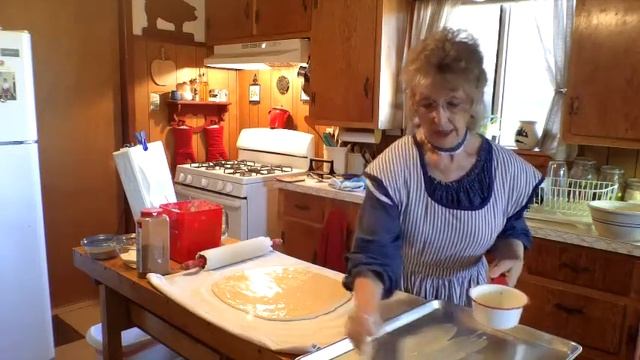 Granny's Cinnamon Rolls смотреть онлайн