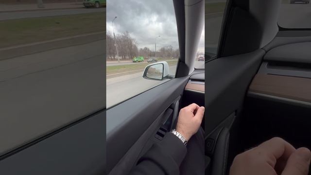 Настоящий автопилот в действии! Тестируем Tesla с FSD BETA в Москве смотреть онлайн