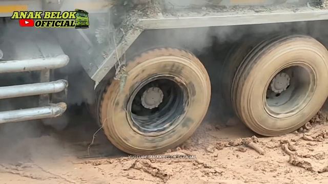 Fuso Fighter Pasrah,Ban Nyaris Meledak Truk Hino Jember Paksa Habis-habisan Di Kubangan Lumpur смотреть онлайн
