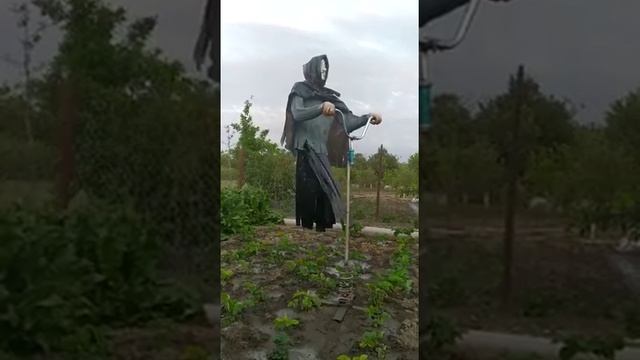 Такое пугало напугает не только птиц... смотреть онлайн