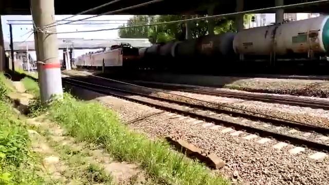 Сплотка электровозов вл10у-997+Вл11+2эс6"Синара"-1379 и эп2д-0052 , возле ст.Москворечье смотреть онлайн