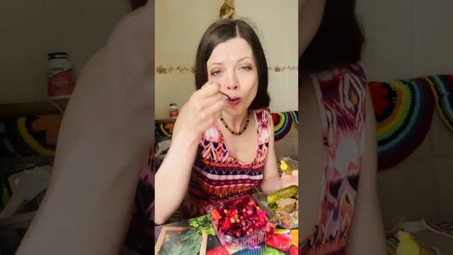 Мукбанг по-українськи із вінегретиком, малосольними огірочками та печіночкою в клярі!🥰 смотреть онлайн
