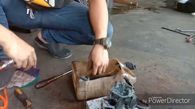 Cleaning Carburetor Rusi SST200 Gamma смотреть онлайн