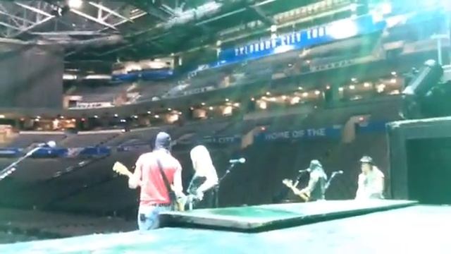 Nita Strauss - "Feed My Frankenstein" Soundcheck смотреть онлайн