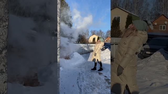 Мой первый опыт с горячей водой на морозе)) Маша 35 годиков)) #горячаявода #мороз #эксперимент #опы смотреть онлайн