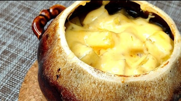 Жаркое в горшочках в духовке с мясом, картошкой и грибами. смотреть онлайн