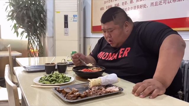 熏肉拼盘+大饼卷肉，40年老店吃老豆腐，胖哥解锁新吃法，过瘾！【胖猴仔】 смотреть онлайн