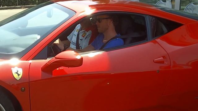 Sven ferrari 458 Italia rijden in Maranello смотреть онлайн