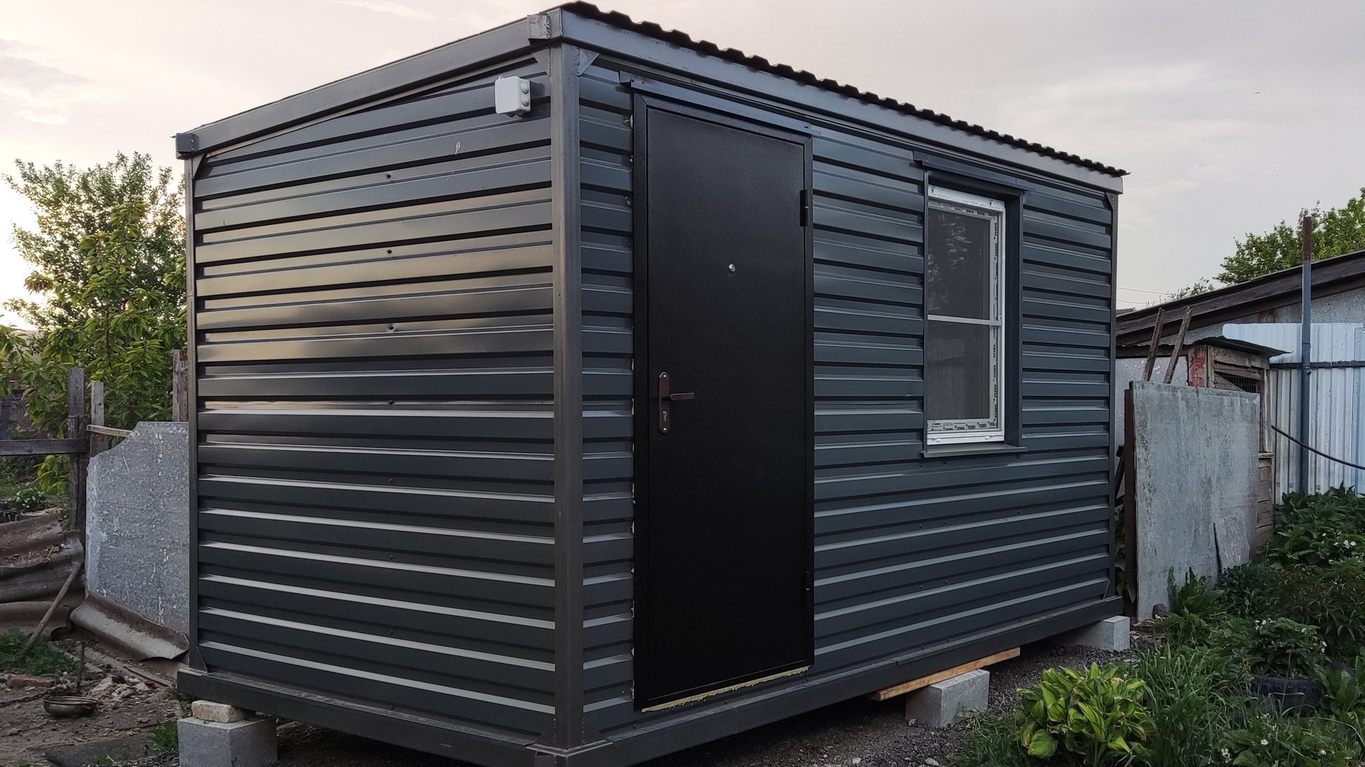 Блок контейнер вагончик металлический домик бытовка для дачи хоз блок 2.40х4х2.40м в цвете графит смотреть онлайн