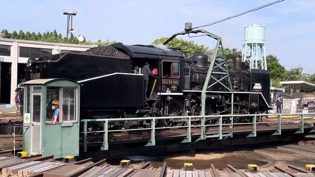 京都鉄道博物館 SLスチーム号運行終了後の機関車回転 C56形160号機② смотреть онлайн