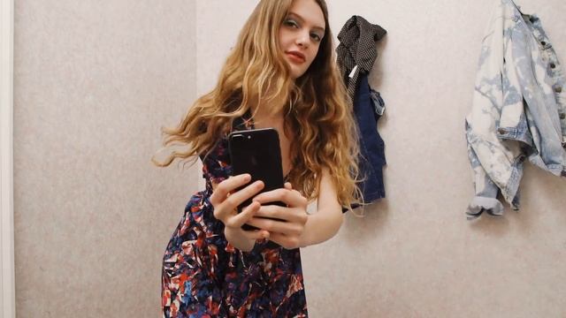 The Fitting Room — Urban Outfitters смотреть онлайн