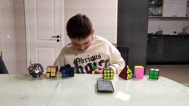 тренируюсь собирать кубики рубика