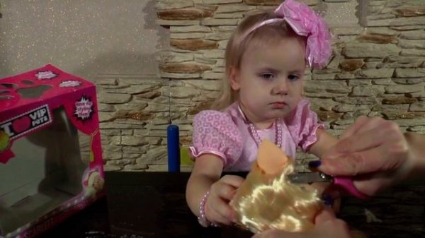 ОБЗОР НОВОЙ ИГРУШКИ VIP PETS SCARLETT Играем, прически ВИП ПЕТС Видео для детей