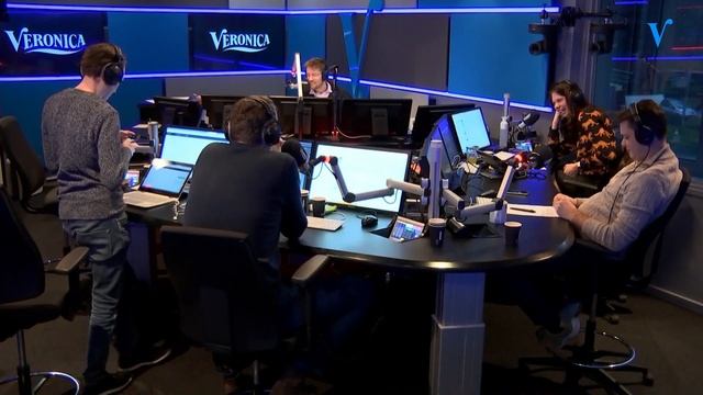 Opa Beelen leert het op een oude fiets смотреть онлайн