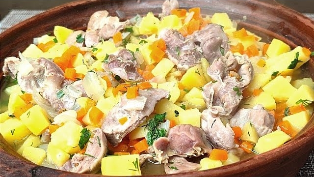 Нежные куриные желудочки с картошкой в горшочках. смотреть онлайн