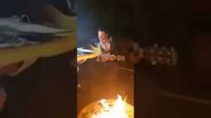 А любовь не тонет, любовь не горит!