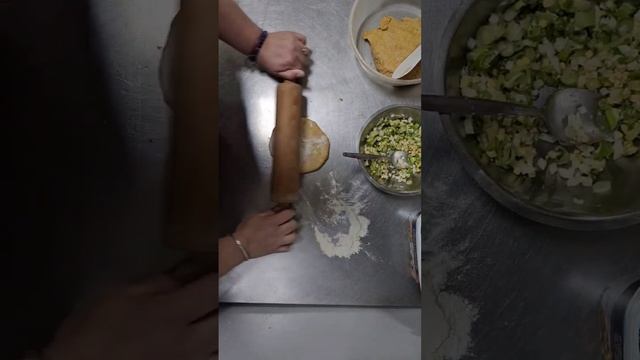 Индийская лепёшка а ля русский пирожок #prantha #пирожки смотреть онлайн