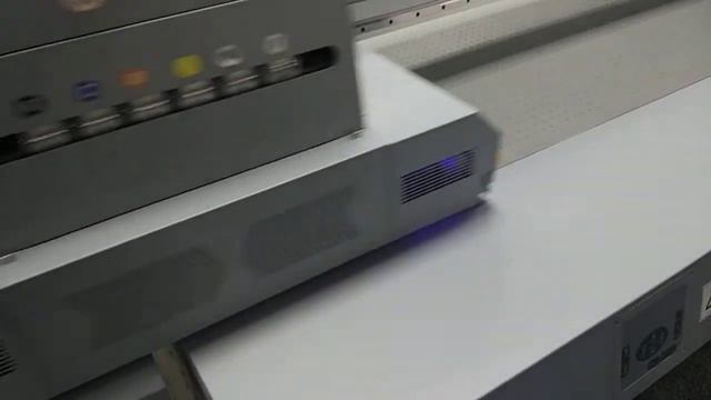 Планшетный УФ принтер Artis UVF2030 CE4 двухсторонняя печать на стекле смотреть онлайн