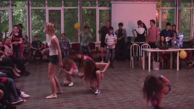 Майли Сайрус "Клип-шоу в Мегаполисе" смотреть онлайн