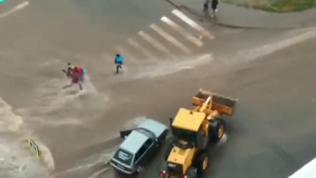 Мужчина помогает спасти!! смотреть онлайн