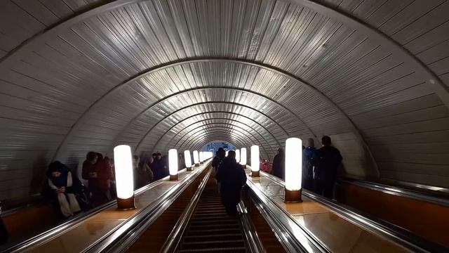метро Киевская, Восточный переход с филёвской линии на Кольцевую смотреть онлайн