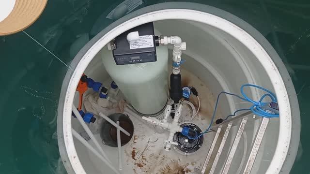 Установка фильтра для воды в круглом пластиковом кессоне смотреть онлайн