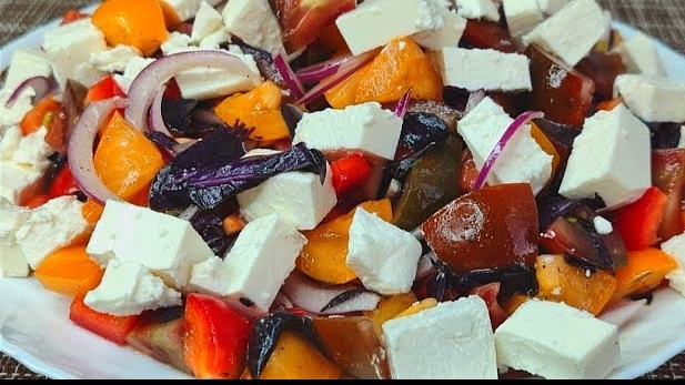 Лёгкий салат из помидор с фетой. По настоящему летний. смотреть онлайн