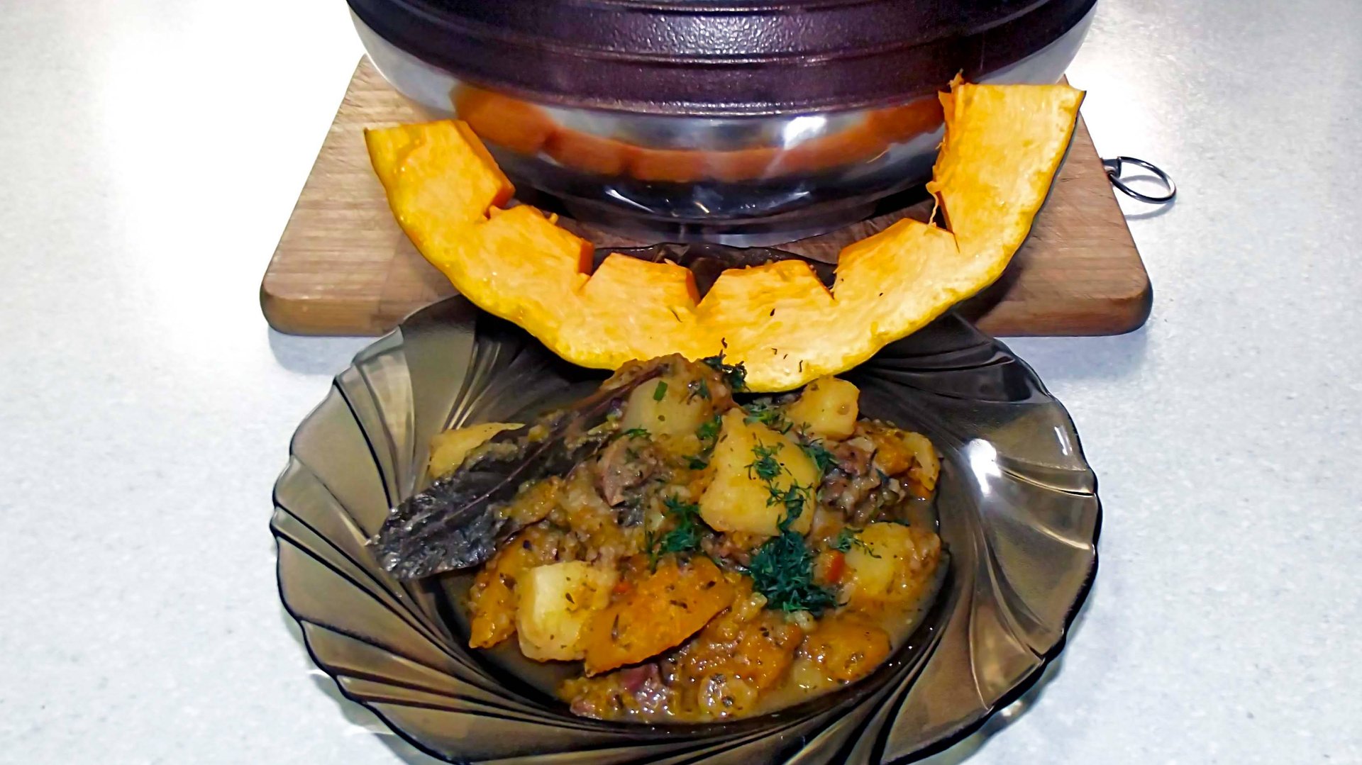 Тушёная тыква с куриными желудками в афганском казане